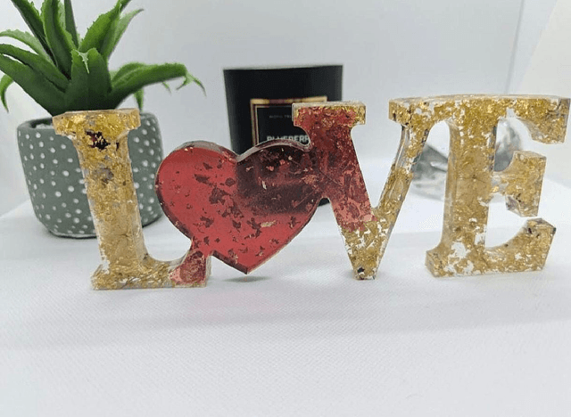 Décoration "LOVE" rouge feuilles d'or 