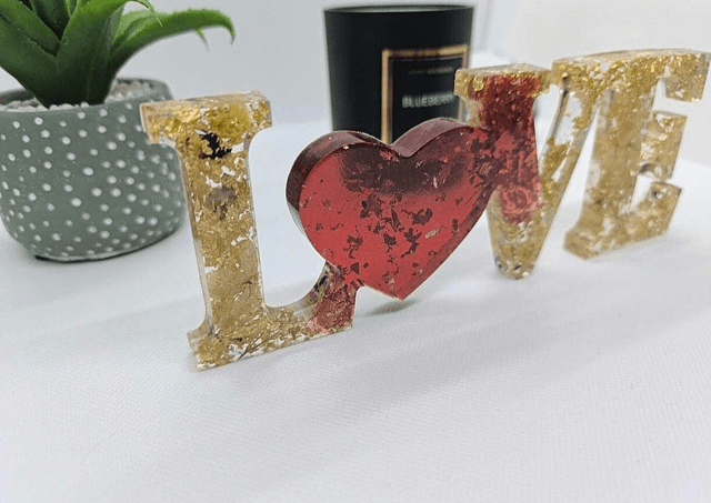 Décoration "LOVE" rouge feuilles d'or 