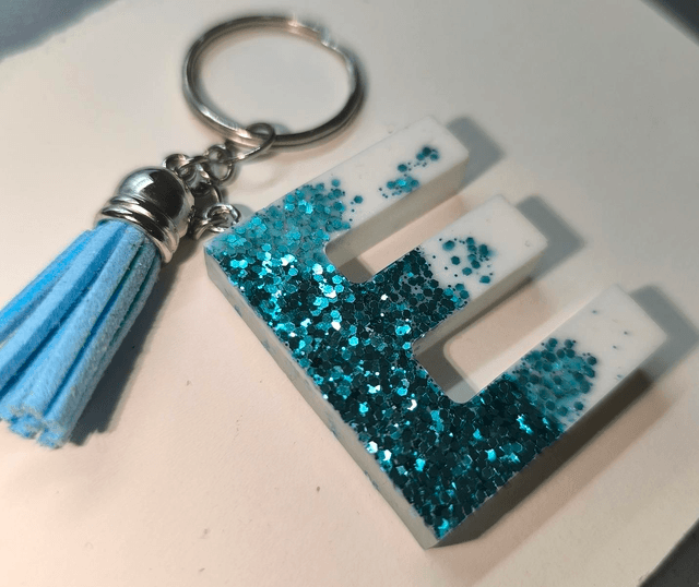 Porte clés initiale "E" blanc mat et paillettes bleu 