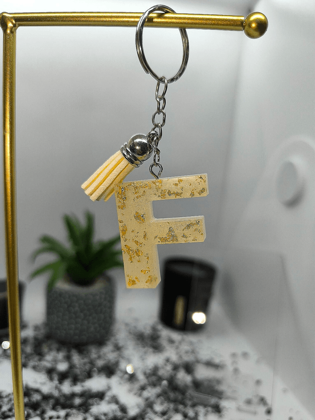 Porte clés initiale "F" blanc nacré et feuilles d'or 
