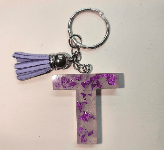 Porte clés initiale &quot;T&quot; mauve nacré et feuilles fuschia 