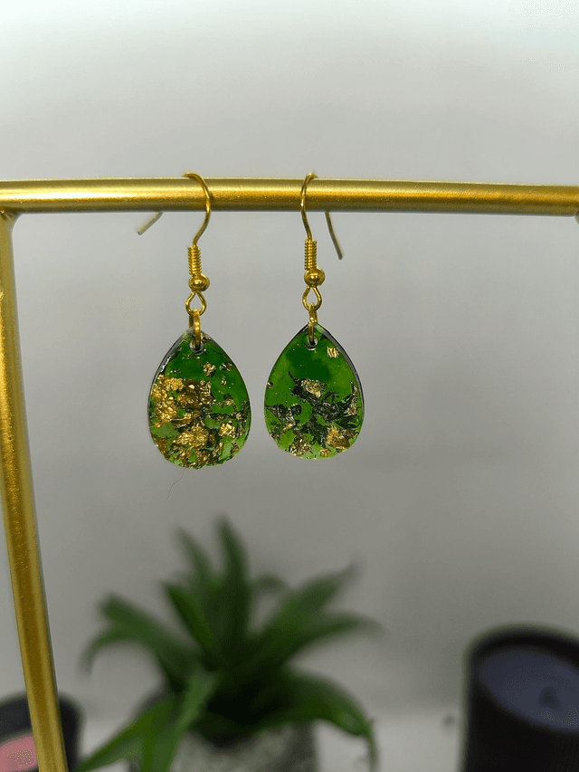 Boucles d&#039;oreilles goutte vert et feuilles d&#039;or 