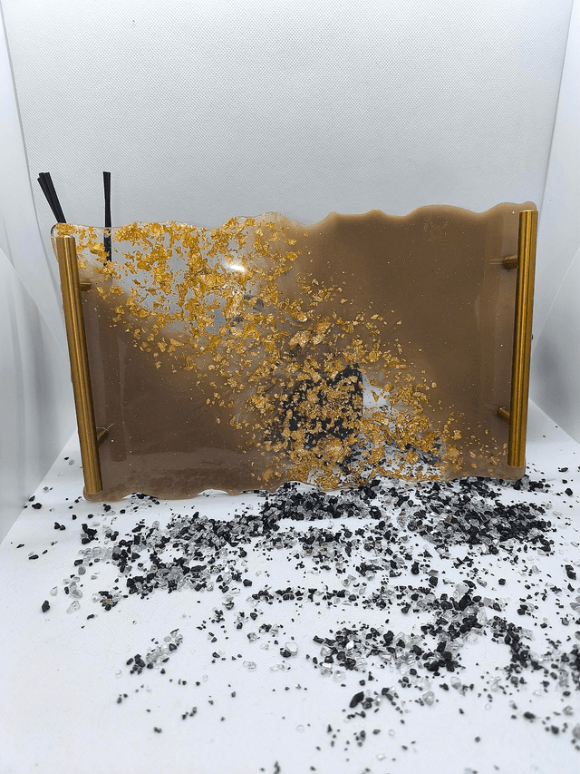 Grand plateau avec poignées dorées couleur taupe et feuilles d&#039;or 