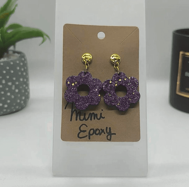 Boucles d&#039;oreilles fleur mauve 