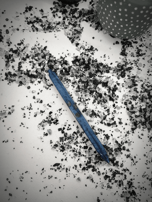 Crayon bleu nuit nacré incrusté de pétales de rose (encre noire)