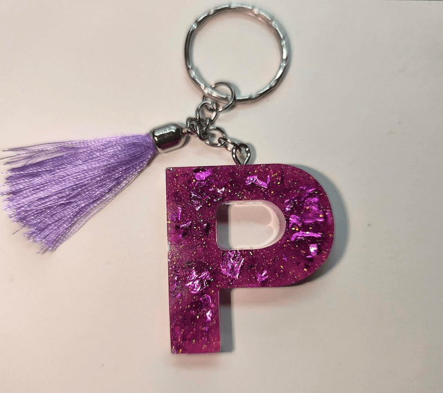 Porte clés initiale &quot;P&quot; pailleté rose et feuilles fuschia 