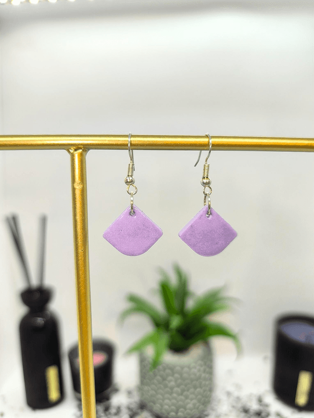 Boucles d&#039;oreilles triangle mauve nacré 