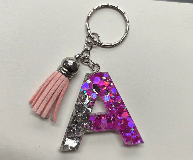 Porte clés initiale &quot;A&quot; rose pailletté et feuilles argentées 