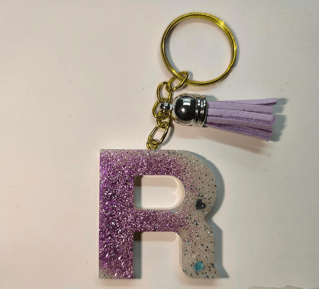 Porte clés initiale &quot;R&quot; blanc nacré et paillettes mauve 