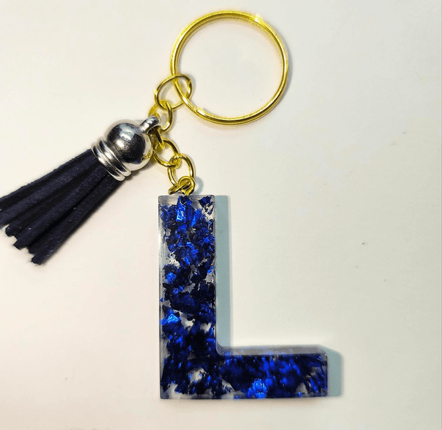 Porte clés initiale &quot;L&quot; feuilles bleu foncé 