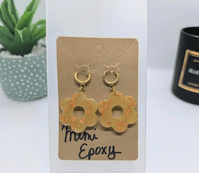 Boucles d&#039;oreilles fleur dorée 