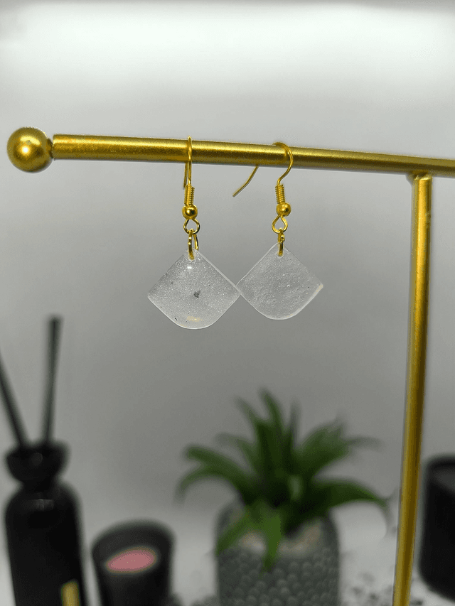Boucles d&#039;oreilles triangle blanc nacré 