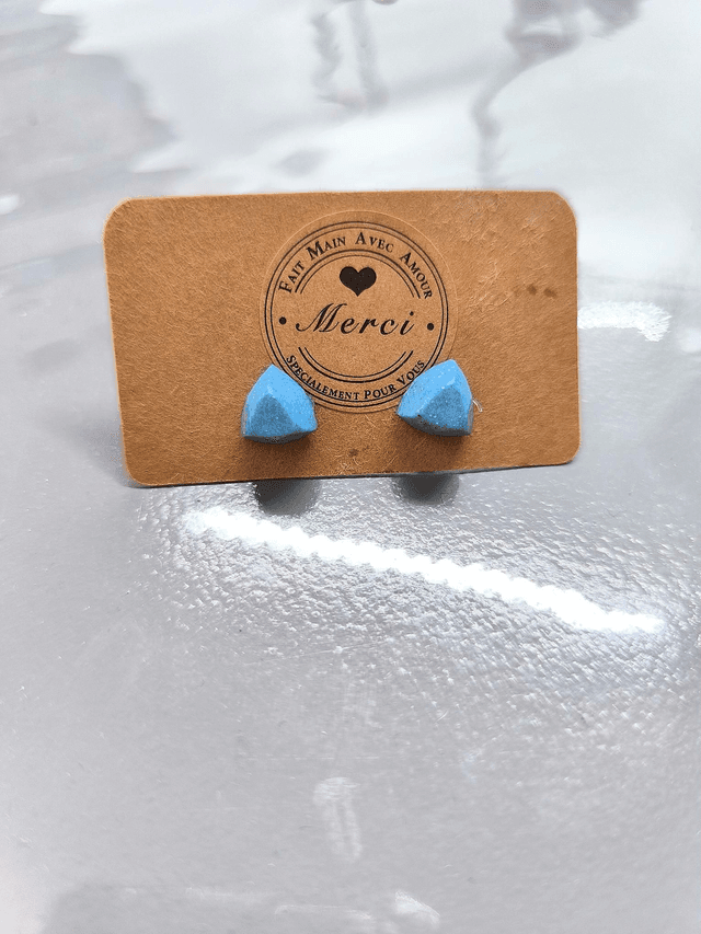 Petites boucles d&#039;oreilles triangle bleu ciel pailletté 