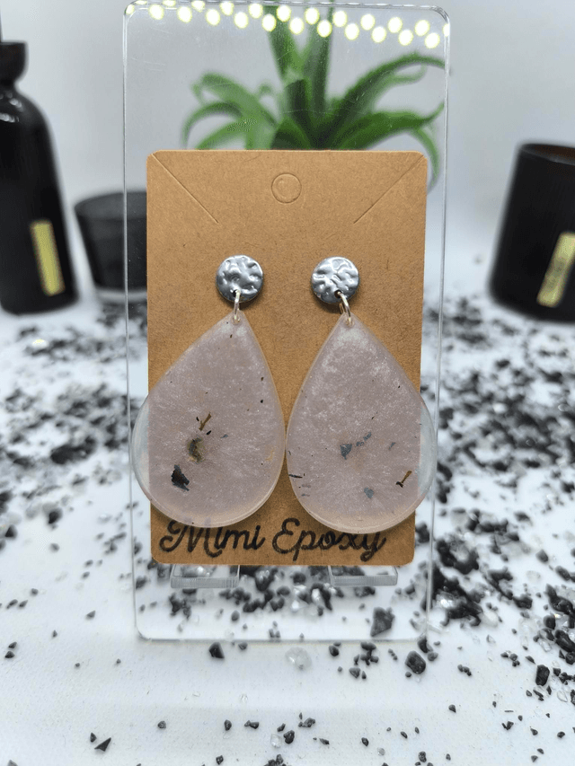 Boucles d&#039;oreilles grande goutte blanc nacré et pétales de rose 