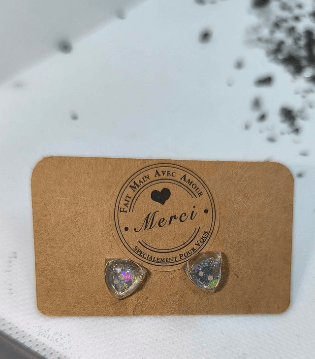 Petites boucles d&#039;oreilles triangle holographique 