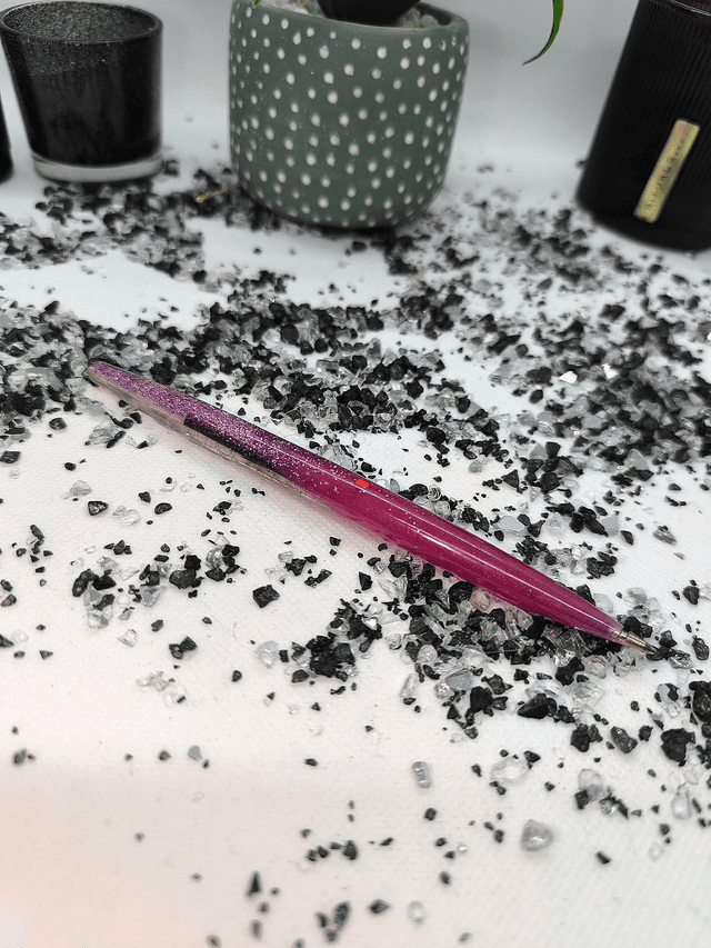 Crayon bicolore rose fuschia et paillettes mauve (encre noire)