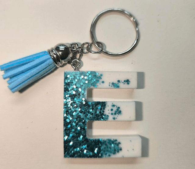 Porte clés initiale &quot;E&quot; blanc mat et paillettes bleu 