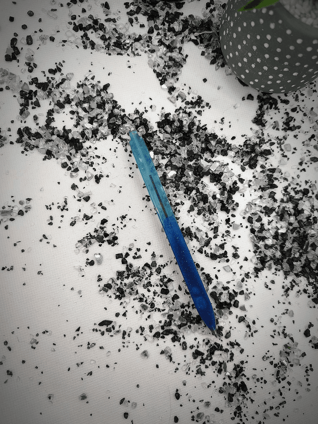 Crayon bicolore bleu nacré et bleu ciel (encre noire)