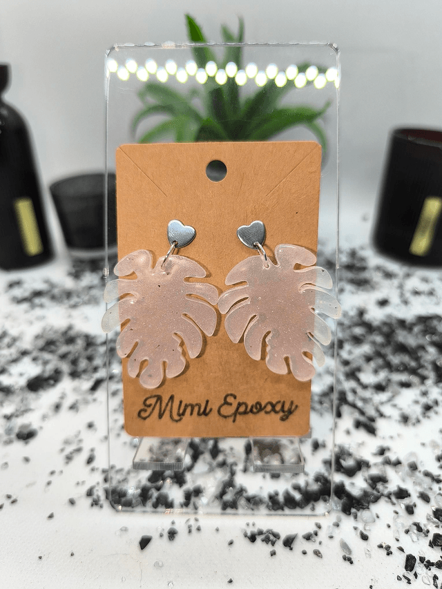 Boucles d&#039;oreilles feuille blanc nacré et pétales de rose 