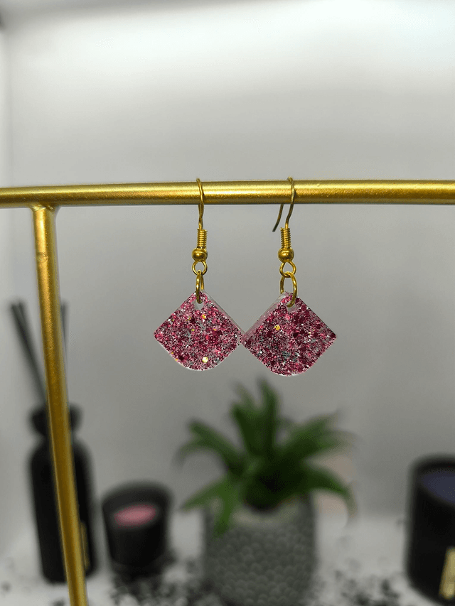 Boucles d&#039;oreilles triangle rose pailletté 