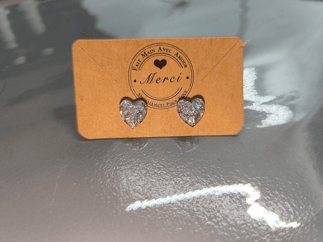 Petites boucles d&#039;oreilles coeur argenté holographique 